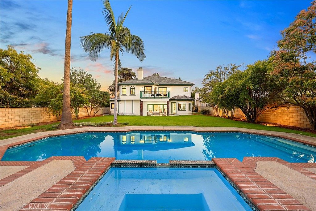 Secondary bedroom with elegant finishes